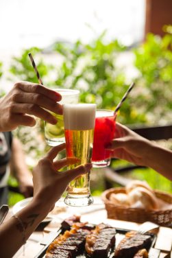 Um brinde de chopp e caipirinhas de frutas