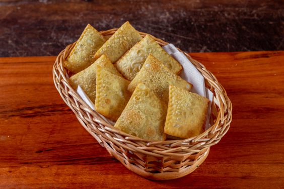 Porção de mini-pastéis