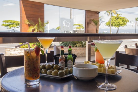 Fotografia de uma mesa do Bar da Tertúlia com drinks e aperitivos