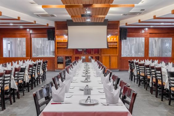 Fotografia do salão da Churrascaria Tertúlia preparado para um evento corporativo