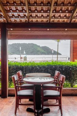 Fotografia das mesas externas da Churrascaria Tertúlia com vista para o mar