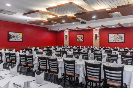 Fotogradfia do salão da Churrascaria Tertúlia com as mesas postas