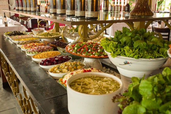 Imagem da variedade de salada no buffet da Churrascaria Tertúlia.
