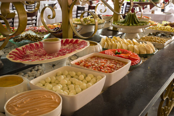 Imagem de pratos variados do buffet da Churrascaria Tertúlia.
