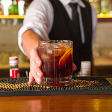 Imagem do bartender servindo um coquetel.